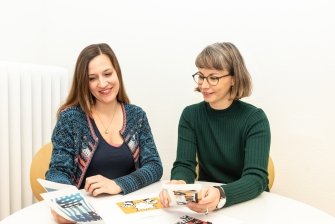 Ursina und Jelena mit Postkarten