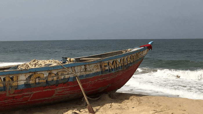 Fischerboot am Strand in Westafrika