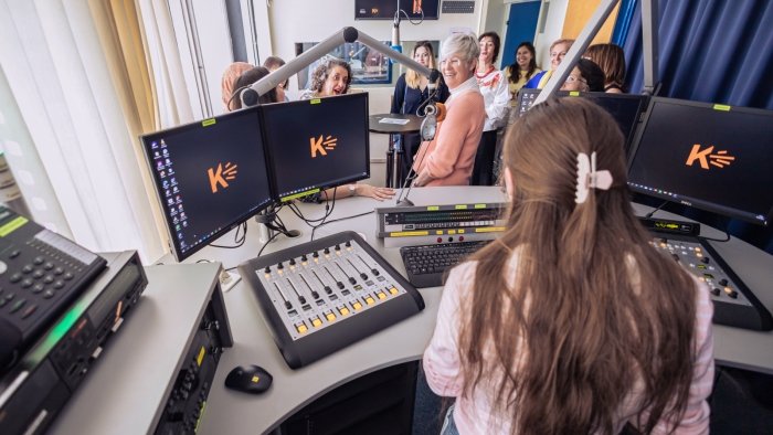 Dolmetscher:innen in der Radiosendung bei Kanal K